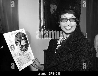 Baker, Josephine, 3.6.1906 - 12.4.1975, danseuse américaine, demi-longueur, AVEC CALENDRIER, 1961, DROITS-SUPPLÉMENTAIRES-AUTORISATION-INFO-NON-DISPONIBLE Banque D'Images