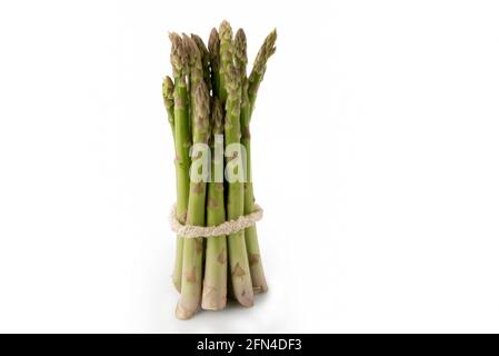 Bouquet d'asperges vertes fraîches et crues isolées sur fond blanc Banque D'Images
