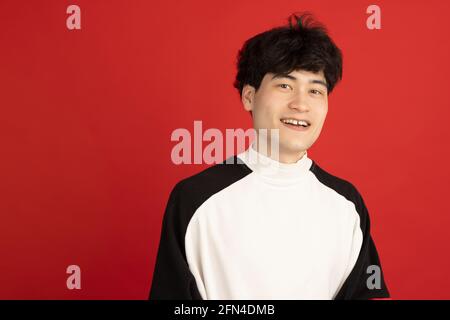 Portrait de l'homme asiatique isolé sur fond rouge studio avec espace de copie Banque D'Images