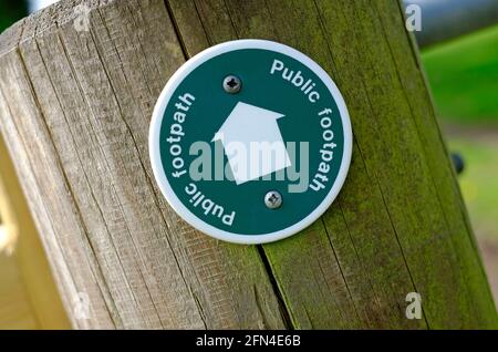 petit panneau rond de sentier public sur le montant de la porte, norfolk, angleterre Banque D'Images