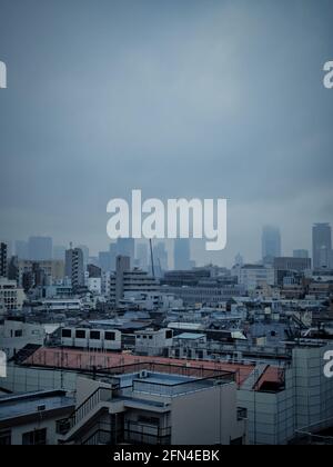 Vue d'ensemble de la banlieue de Tokyo. Vue verticale de la capitale japonaise. Scène dramatique de Tokyo dans un matin nuageux. Industrie et agglomérations. Banque D'Images