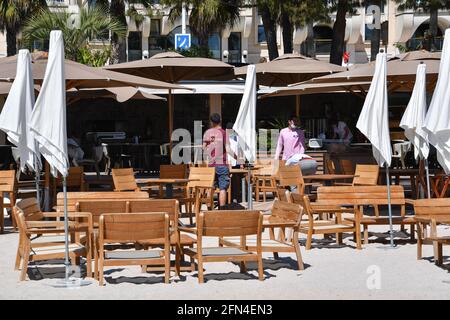 Cannes, France. 13 mai 2021. Préparation de la plage privée de la Croisette pour la réouverture. Cannes, France, le 13 mai 2021. Photo de Lionel Urman/ABACAPRESS.COM crédit: Abaca Press/Alay Live News Banque D'Images