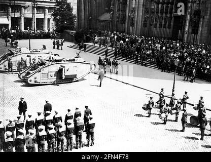 Occupation alliée de la Rhénanie 1918 - 1930, soldats et chars britanniques devant la cathédrale de Cologne, novembre 1918, À USAGE ÉDITORIAL EXCLUSIF Banque D'Images