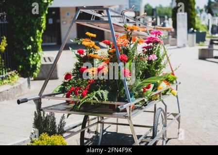 Chariot ou chariot funéraire au cimetière funéraire. Un chariot ou chariot funéraire est utilisé pour transporter des fleurs et des bougies du service commémoratif au Banque D'Images