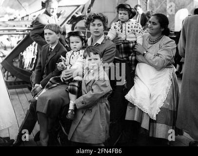 Bergman, Ingrid, 29.8.1915 - 29.8.1982, actrice suédoise, demi-longueur, Avec ses enfants Roberto, DROITS-SUPPLÉMENTAIRES-AUTORISATION-INFO-NON-DISPONIBLE Banque D'Images