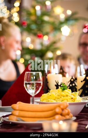 Le dîner du réveillon de Noël traditionnel allemand Wiener saucisses et salades de pommes de terre Banque D'Images