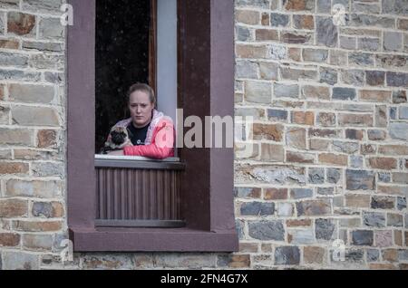 28/04/2019. Liège–Bastogne–Liège. Un fan de vélo avec son chien regarde la zone de départ. Banque D'Images