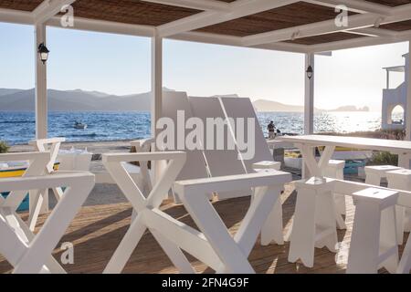 Milos, Grèce. 13 mai 2021. Des chaises et des tables fraîchement peintes sont disposées sur une terrasse. Le 14.05.2021, la saison touristique commencera officiellement en Grèce - restaurateurs, hôteliers et commerçants l'attendent avec espoir et inquiétude dans la même mesure. Credit: Socrates Baltagiannis/dpa/Alay Live News Banque D'Images