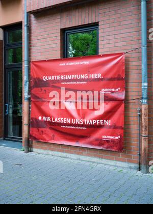 Signbord dit aux gens de se faire vacciner contre Covid-19 à Mannheim/Allemagne. Afin d'arrêter la hiérarchisation des virus a été levée dans les trimestres fortement touchés. 13 mai 2021 Banque D'Images