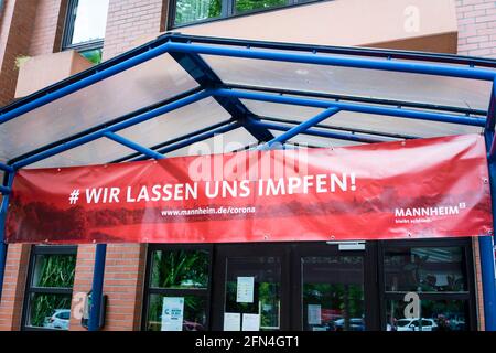 Signbord dit aux gens de se faire vacciner contre Covid-19 à Mannheim/Allemagne. Afin d'arrêter le virus, la priorité a été levée dans les trimestres fortement touchés. 13 mai 2021. Banque D'Images