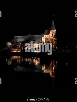 Cathédrale de Konigsberg à Kaliningrad la nuit et son reflet dans la rivière Banque D'Images