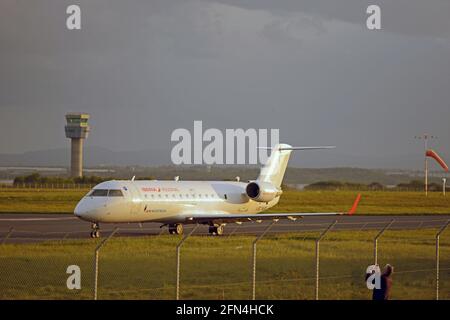 L'EC-NLM D'AIR NOSTRUM, un Bombardier CRJ-200, quitte L'AÉROPORT JOHN LENNON DE LIVERPOOL, À MERSEYSIDE, EN ANGLETERRE Banque D'Images