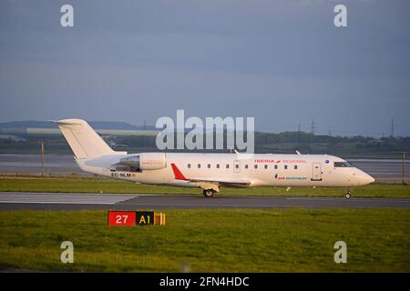 L'EC-NLM D'AIR NOSTRUM, un Bombardier CRJ-200, quitte L'AÉROPORT JOHN LENNON DE LIVERPOOL, À MERSEYSIDE, EN ANGLETERRE Banque D'Images