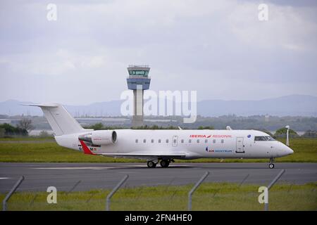 L'EC-NLM D'AIR NOSTRUM, un Bombardier CRJ-200, arrive à L'AÉROPORT JOHN LENNON DE LIVERPOOL, À MERSEYSIDE, EN ANGLETERRE Banque D'Images