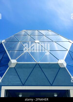 Bâtiment moderne en verre dans la ville au ciel bleu. Banque D'Images