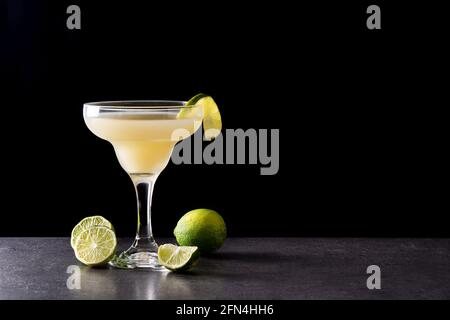 Cocktail daiquiri classique en verre sur fond noir Banque D'Images