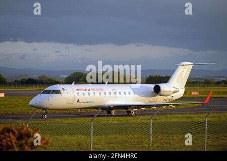 L'EC-NLM D'AIR NOSTRUM, un Bombardier CRJ-200, quitte L'AÉROPORT JOHN LENNON DE LIVERPOOL, À MERSEYSIDE, EN ANGLETERRE Banque D'Images