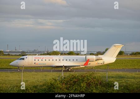 L'EC-NLM D'AIR NOSTRUM, un Bombardier CRJ-200, quitte L'AÉROPORT JOHN LENNON DE LIVERPOOL, À MERSEYSIDE, EN ANGLETERRE Banque D'Images