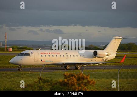 L'EC-NLM D'AIR NOSTRUM, un Bombardier CRJ-200, quitte L'AÉROPORT JOHN LENNON DE LIVERPOOL, À MERSEYSIDE, EN ANGLETERRE Banque D'Images