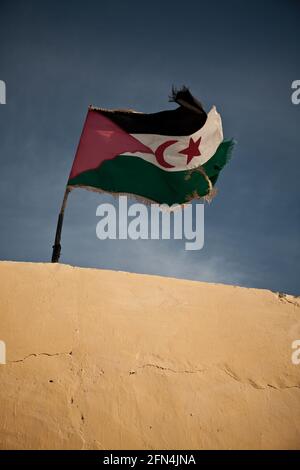 Le drapeau de la République démocratique arabe sahraouie, sur un bâtiment du camp de réfugiés de Smara près de Tindouf, en Algérie. Banque D'Images