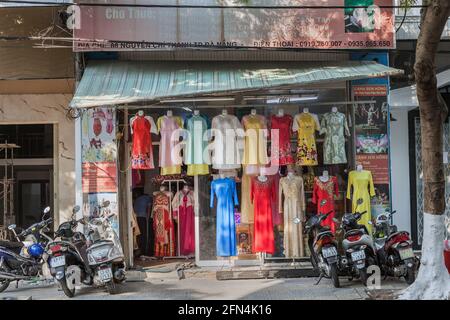 Mannequins sans tête à l'extérieur de la boutique de vêtements annonçant des robes pleine longueur colorées, Da Nang, Vietnam Banque D'Images