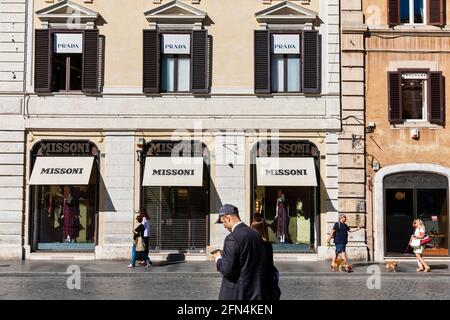 Boutiques de mode de luxe Prada et Missoni, Piazza di Spagna, Rome, Italie. Banque D'Images