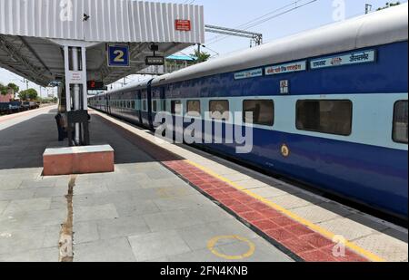 Beawar, Rajasthan, Inde, 13 mai 2021: Le train Ranikhet Express rejoint une gare ferroviaire déserte dans un cadre de confinement de la COVID-19 en raison de la deuxième vague de pandémie de coronavirus à Beawar. Les chemins de fer indiens ont annulé plusieurs trains spéciaux et express avec des trains de voyageurs au cours des dernières semaines en raison de leur faible taux d'occupation. Crédit : Sumit Saraswat/Alay Live News Banque D'Images