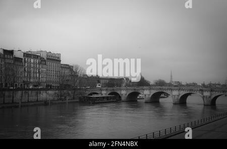 Vue sur le Pont neuf au-dessus de la Seine à Paris, en France, par une journée d'hiver - noir et blanc Banque D'Images