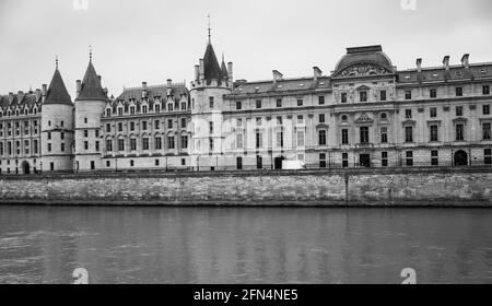 La Cour suprême de France sur la rive de la Seine, Paris, France - noir et blanc Banque D'Images