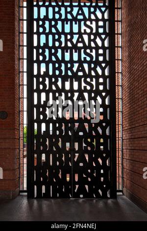 Portes en fer forgé à l'entrée de la British Library, Euston Road, Londres; conçues par David Kindersley et Lida Cardozo et installées en 1998 Banque D'Images