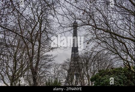 La Tour Eiffel vue à travers les arbres depuis les jardins du Trocadéro en hiver Banque D'Images