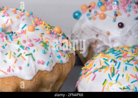 Plusieurs gâteaux de Pâques avec glaçage blanc et décorations Banque D'Images