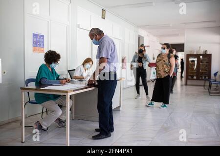 13 mai 2021, Grèce, Milos: Un résident local reçoit des informations sur le processus de vaccination au centre de vaccination de Milos afin d'être vacciné contre le coronavirus avec le vaccin Pfizer BioNTech. Sur l'île de Milos, par exemple, et sur d'autres îlots grecs, des taux de vaccination allant jusqu'à 90 pour cent pourraient être atteints dans les semaines à venir - notamment parce que les gens vivent du tourisme. Photo: Socrates Baltagiannis/dpa Banque D'Images