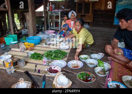 Repas traditionnel thaïlandais rural la famille s'assoit sur des tapis le sol Banque D'Images