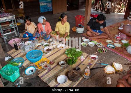 Repas traditionnel thaïlandais rural la famille s'assoit sur des tapis le sol Banque D'Images