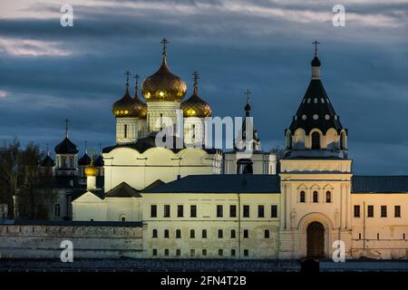 Vue en soirée sur le monastère d'Ipatiev à Kostroma. Banque D'Images