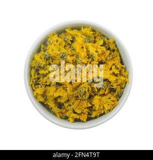 Fleurs de chrysanthème séchées isolé sur fond blanc. Banque D'Images