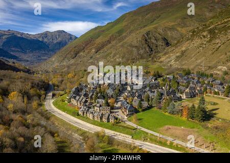 Vue aérienne du village de Garòs et des forêts environnantes en automne (Vallée de l'Aran, Catalogne, Espagne, Pyrénées) ESP: Vista aérea de Garòs y bosques cercanos Banque D'Images