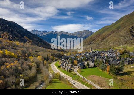 Vue aérienne du village de Garòs et des forêts environnantes en automne (Vallée de l'Aran, Catalogne, Espagne, Pyrénées) ESP: Vista aérea de Garòs y valle de Arán Banque D'Images