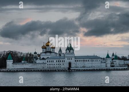 Vue sur le monastère d'Ipatiev à Kostroma au coucher du soleil. Banque D'Images