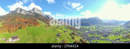 La Suisse en automne. Alpes, région de Mythen. Jour ensoleillé. Panorama du canton de Schwyz. Banque D'Images