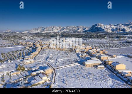 Vue aérienne du village d'Arnes dans un après-midi enneigé d'hiver après une forte chute de neige (Terra Alta, Tarragone, Catalogne, Espagne) ESP: Vista aérea de Arnes Banque D'Images