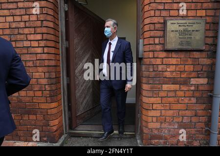 Edwin Poots, ministre de l'Agriculture, de l'Environnement et des Affaires rurales d'Irlande du Nord (DAERA), quitte le quartier général du Parti unioniste démocratique (DUP) à Belfast après avoir voté aux élections à la direction du parti. Date de la photo: Vendredi 14 mai 2021. Banque D'Images