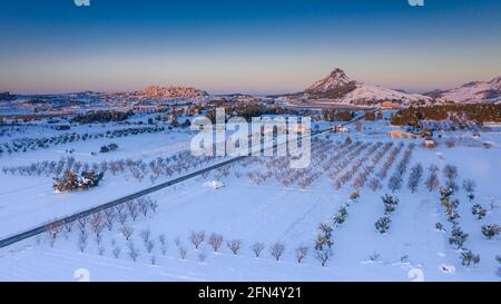 Vue aérienne du village de Horta de Sant Joan dans un après-midi hivernal enneigé après une forte chute de neige (Terra Alta, Tarragone, Catalogne, Espagne) Banque D'Images