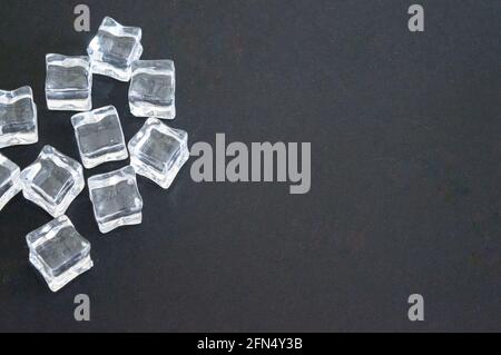 Morceaux de cube de glace pas réel sur fond gris.plastique artificiel transparent acrylique Banque D'Images