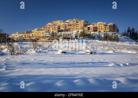 Village de Horta de Sant Joan dans un coucher de soleil enneigé d'hiver après une forte chute de neige (Terra Alta, Tarragone, Catalogne, Espagne) Banque D'Images