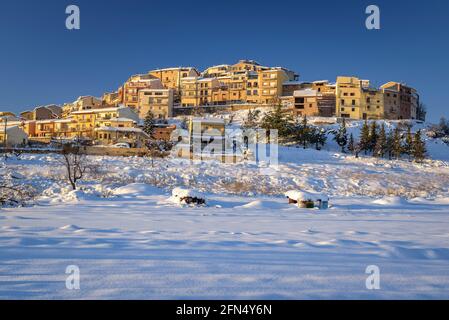 Village de Horta de Sant Joan dans un coucher de soleil enneigé d'hiver après une forte chute de neige (Terra Alta, Tarragone, Catalogne, Espagne) Banque D'Images