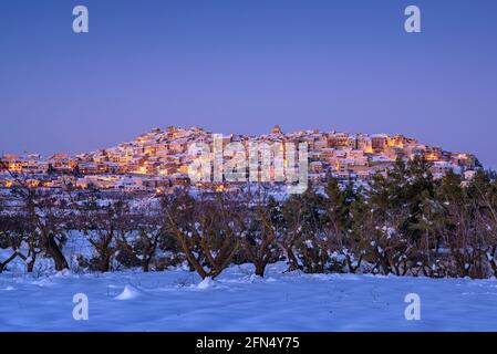 Village de Horta de Sant Joan, au crépuscule enneigé de l'hiver - heure bleue après une forte chute de neige (Terra Alta, Tarragone, Catalogne, Espagne) Banque D'Images