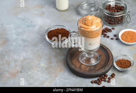 Boisson glacée au café avec du lait et de la mousse de café fouettée sur fond gris. Boisson revigorante coréenne. Copier l'espace. Banque D'Images
