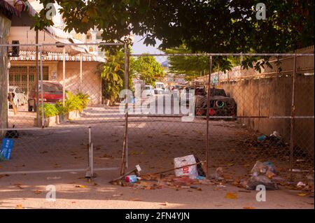Phnom Penh, Cambodge. 14 mai 2021. Après 4 semaines de confinement total de la ville, le gouvernement continue de diviser Phnom Penh en 3 zones de couleur (rouge, orange et jaune) en raison de l'augmentation continue de COVID - 19. Une rue en quarantaine dans une « zone rouge », ce qui signifie un risque élevé d'infection. Credit: Kraig Lieb / Alamy Live News Banque D'Images